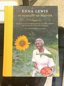In Pursuit of Flavor: The Beloved Classic Cookbook from the Acclaimed Author of The Taste of Country Cooking(HC)
